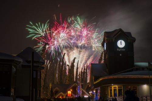 Twinkling fairy lights, snowy footpaths, endless Christmas trees and Christmas carols blasting over the speaker. Big White Ski Resort is one of the best places in the world to celebrate Christmas – the only difficult part is deciding which activity to take part in!2