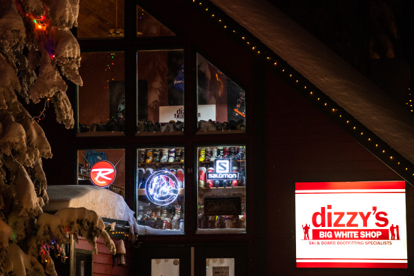 Dizzy's Exterior at Night