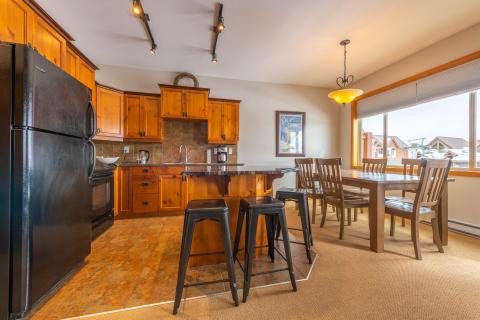 Bears Paw Kitchen & Dining Area