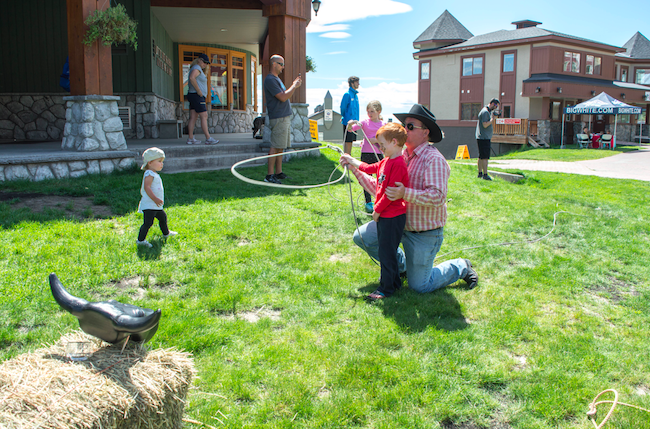 dad helping kid rope